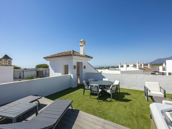 FOR SALE 🏡 Three-Bedroom Penthouse with Private Rooftop Jacuzzi and La Concha Views – El Paraíso, Benahavís 🇪🇸