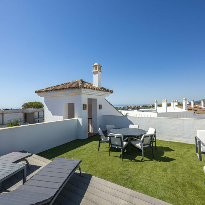 FOR SALE 🏡 Three-Bedroom Penthouse with Private Rooftop Jacuzzi and La Concha Views – El Paraíso, Benahavís 🇪🇸