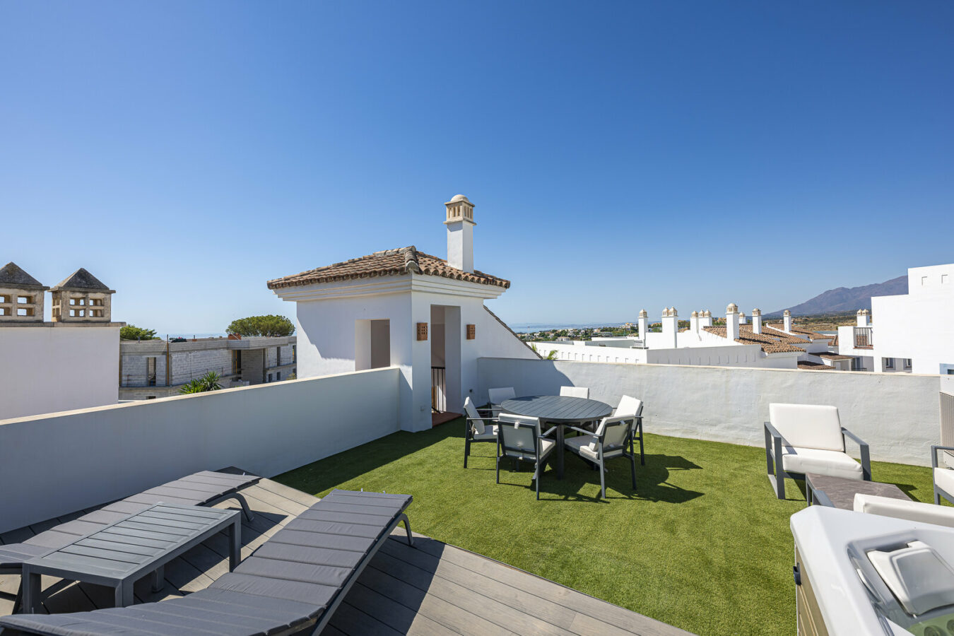 FOR SALE 🏡 Three-Bedroom Penthouse with Private Rooftop Jacuzzi and La Concha Views – El Paraíso, Benahavís 🇪🇸