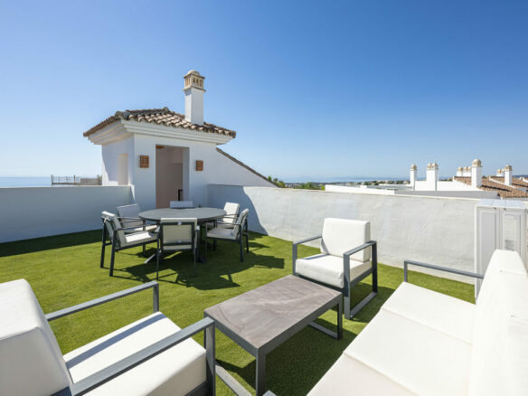 FOR SALE 🏡 Three-Bedroom Penthouse with Private Rooftop Jacuzzi and La Concha Views – El Paraíso, Benahavís 🇪🇸