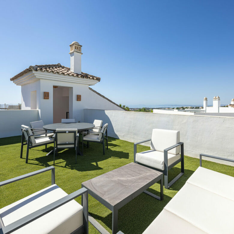 FOR SALE 🏡 Three-Bedroom Penthouse with Private Rooftop Jacuzzi and La Concha Views – El Paraíso, Benahavís 🇪🇸