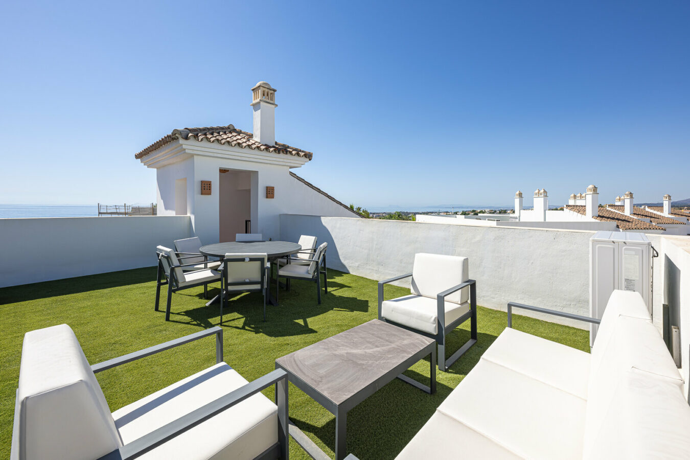 FOR SALE 🏡 Three-Bedroom Penthouse with Private Rooftop Jacuzzi and La Concha Views – El Paraíso, Benahavís 🇪🇸