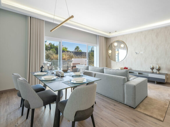 FOR SALE 🏡 Three-Bedroom Penthouse with Private Rooftop Jacuzzi and La Concha Views – El Paraíso, Benahavís 🇪🇸