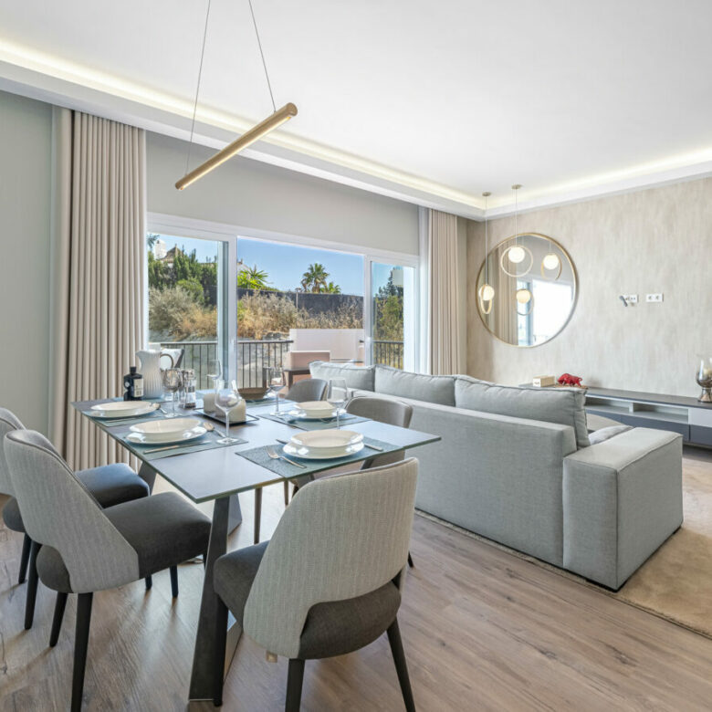 FOR SALE 🏡 Three-Bedroom Penthouse with Private Rooftop Jacuzzi and La Concha Views – El Paraíso, Benahavís 🇪🇸