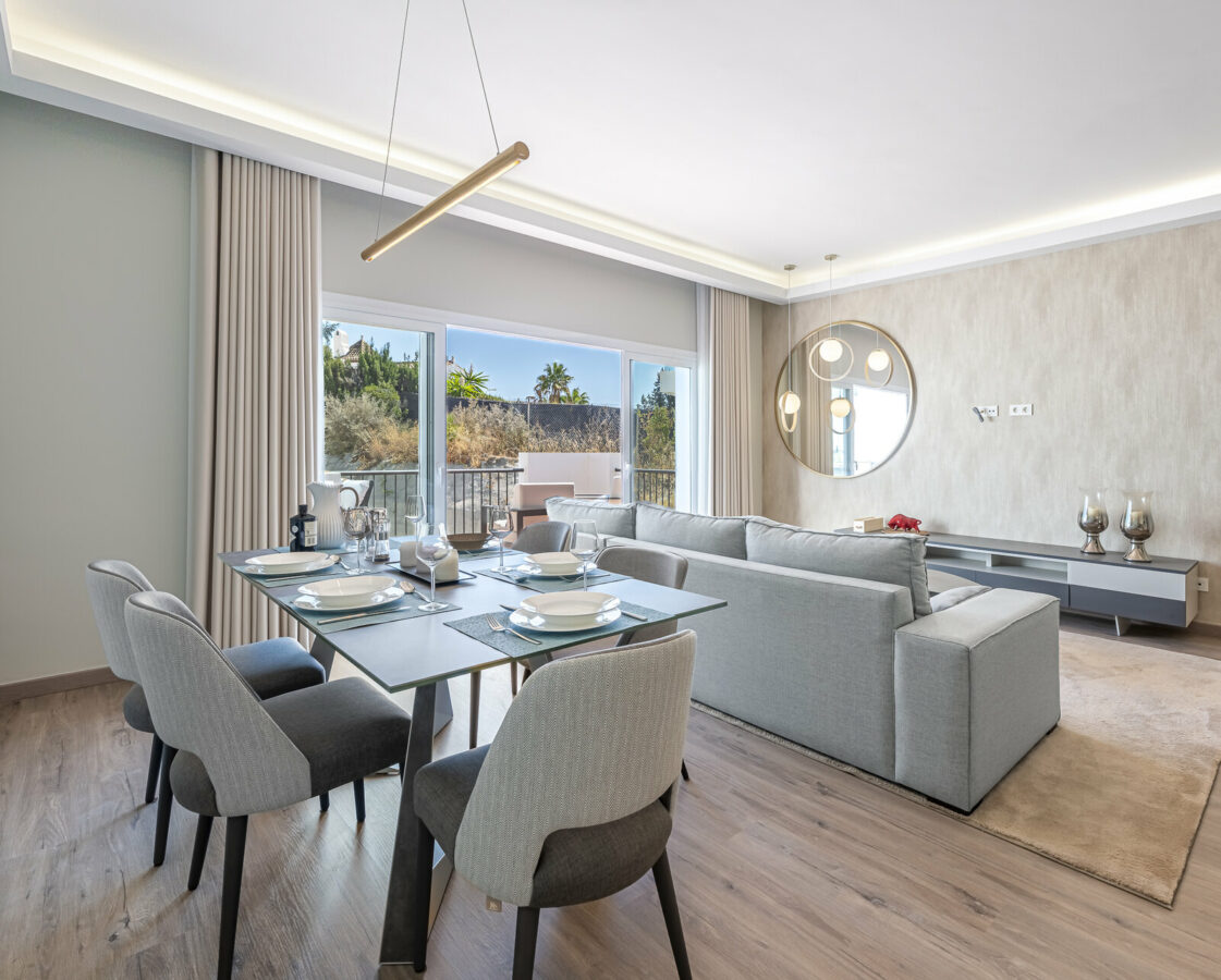 FOR SALE 🏡 Three-Bedroom Penthouse with Private Rooftop Jacuzzi and La Concha Views – El Paraíso, Benahavís 🇪🇸