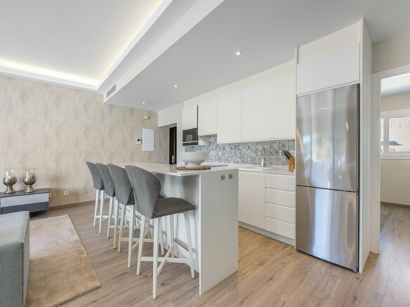 FOR SALE 🏡 Three-Bedroom Penthouse with Private Rooftop Jacuzzi and La Concha Views – El Paraíso, Benahavís 🇪🇸