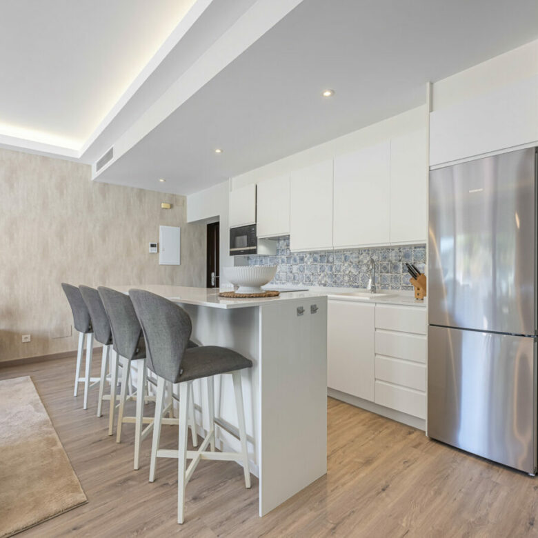 FOR SALE 🏡 Three-Bedroom Penthouse with Private Rooftop Jacuzzi and La Concha Views – El Paraíso, Benahavís 🇪🇸