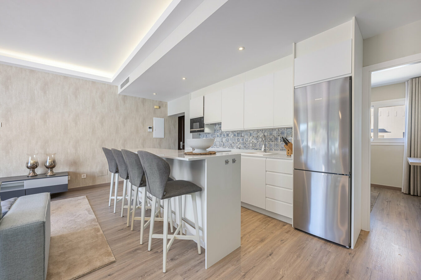 FOR SALE 🏡 Three-Bedroom Penthouse with Private Rooftop Jacuzzi and La Concha Views – El Paraíso, Benahavís 🇪🇸