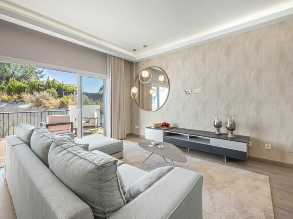 FOR SALE 🏡 Three-Bedroom Penthouse with Private Rooftop Jacuzzi and La Concha Views – El Paraíso, Benahavís 🇪🇸