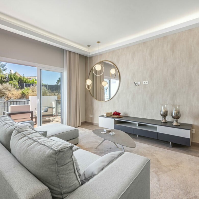 FOR SALE 🏡 Three-Bedroom Penthouse with Private Rooftop Jacuzzi and La Concha Views – El Paraíso, Benahavís 🇪🇸