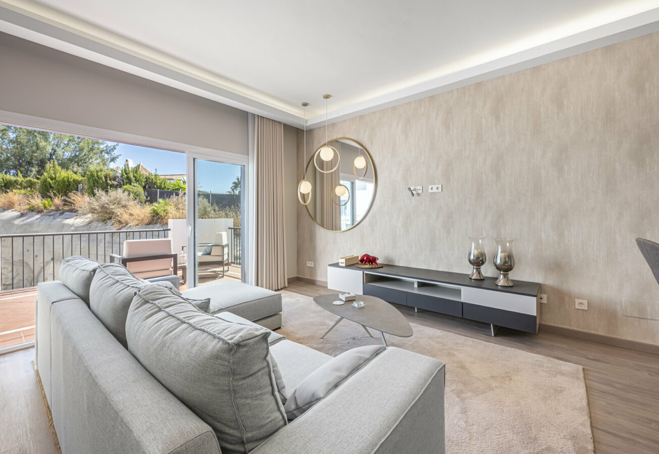 FOR SALE 🏡 Three-Bedroom Penthouse with Private Rooftop Jacuzzi and La Concha Views – El Paraíso, Benahavís 🇪🇸