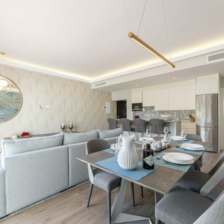 FOR SALE 🏡 Three-Bedroom Penthouse with Private Rooftop Jacuzzi and La Concha Views – El Paraíso, Benahavís 🇪🇸