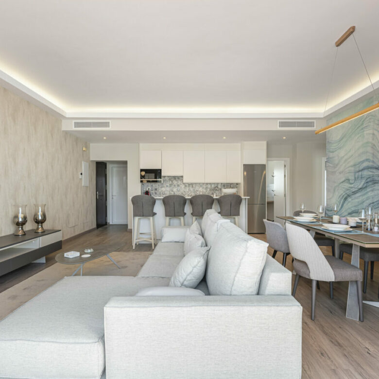 FOR SALE 🏡 Three-Bedroom Penthouse with Private Rooftop Jacuzzi and La Concha Views – El Paraíso, Benahavís 🇪🇸