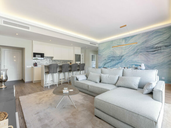 FOR SALE 🏡 Three-Bedroom Penthouse with Private Rooftop Jacuzzi and La Concha Views – El Paraíso, Benahavís 🇪🇸