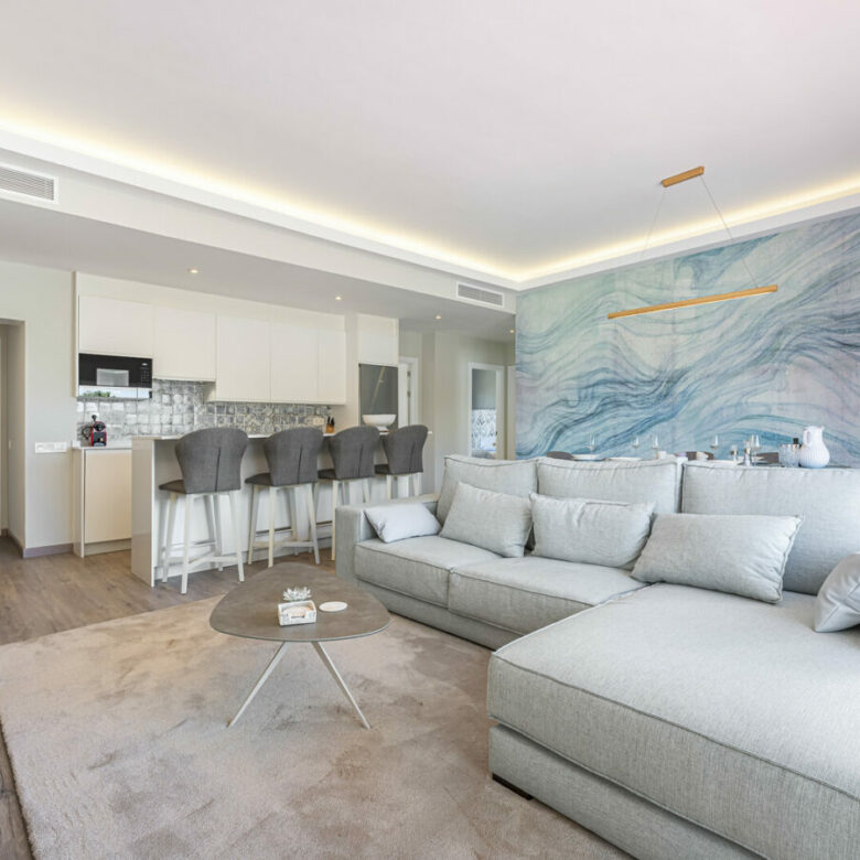 FOR SALE 🏡 Three-Bedroom Penthouse with Private Rooftop Jacuzzi and La Concha Views – El Paraíso, Benahavís 🇪🇸