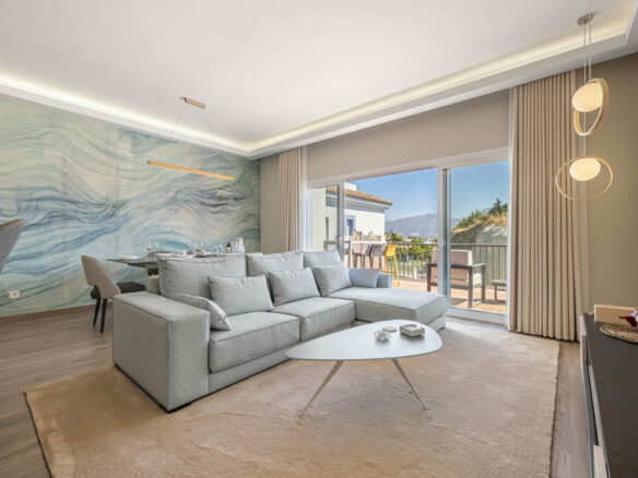 FOR SALE 🏡 Three-Bedroom Penthouse with Private Rooftop Jacuzzi and La Concha Views – El Paraíso, Benahavís 🇪🇸