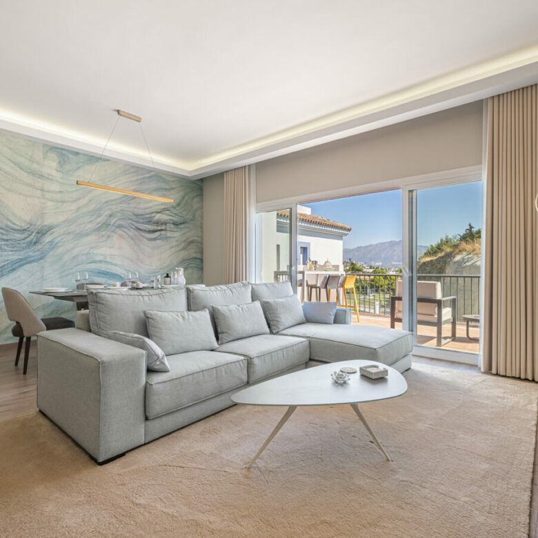 FOR SALE 🏡 Three-Bedroom Penthouse with Private Rooftop Jacuzzi and La Concha Views – El Paraíso, Benahavís 🇪🇸