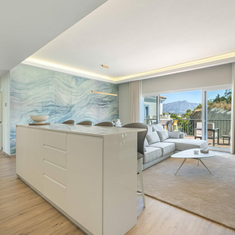 FOR SALE 🏡 Three-Bedroom Penthouse with Private Rooftop Jacuzzi and La Concha Views – El Paraíso, Benahavís 🇪🇸
