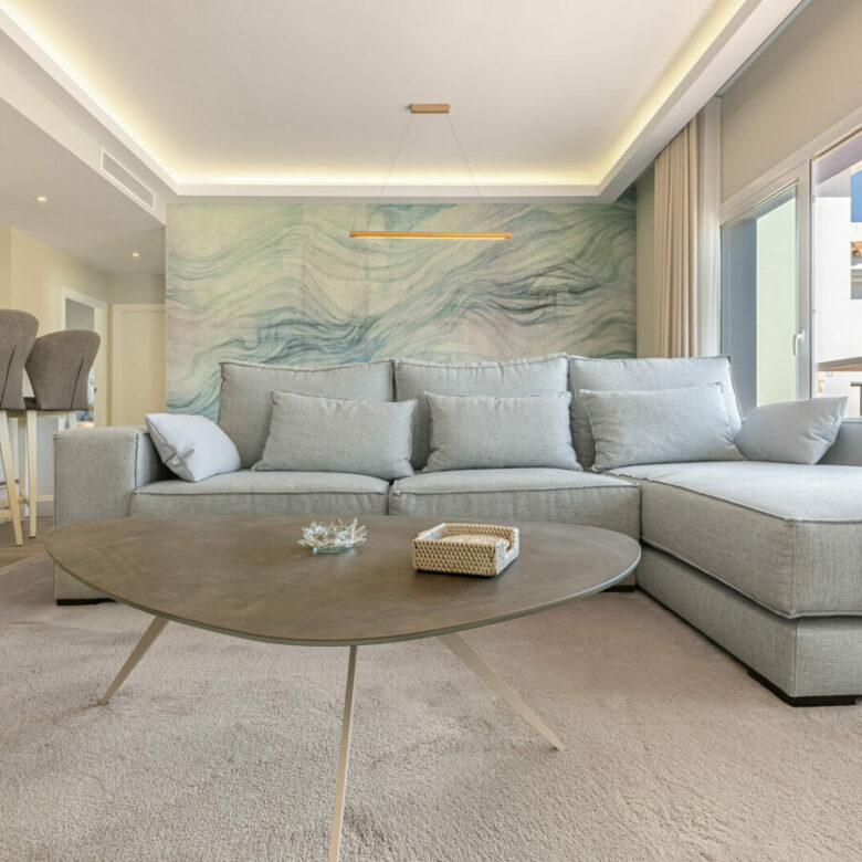 FOR SALE 🏡 Three-Bedroom Penthouse with Private Rooftop Jacuzzi and La Concha Views – El Paraíso, Benahavís 🇪🇸