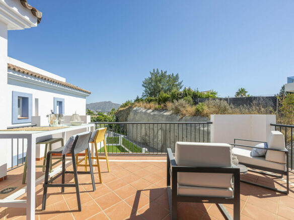 FOR SALE 🏡 Three-Bedroom Penthouse with Private Rooftop Jacuzzi and La Concha Views – El Paraíso, Benahavís 🇪🇸