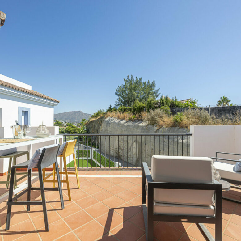 FOR SALE 🏡 Three-Bedroom Penthouse with Private Rooftop Jacuzzi and La Concha Views – El Paraíso, Benahavís 🇪🇸