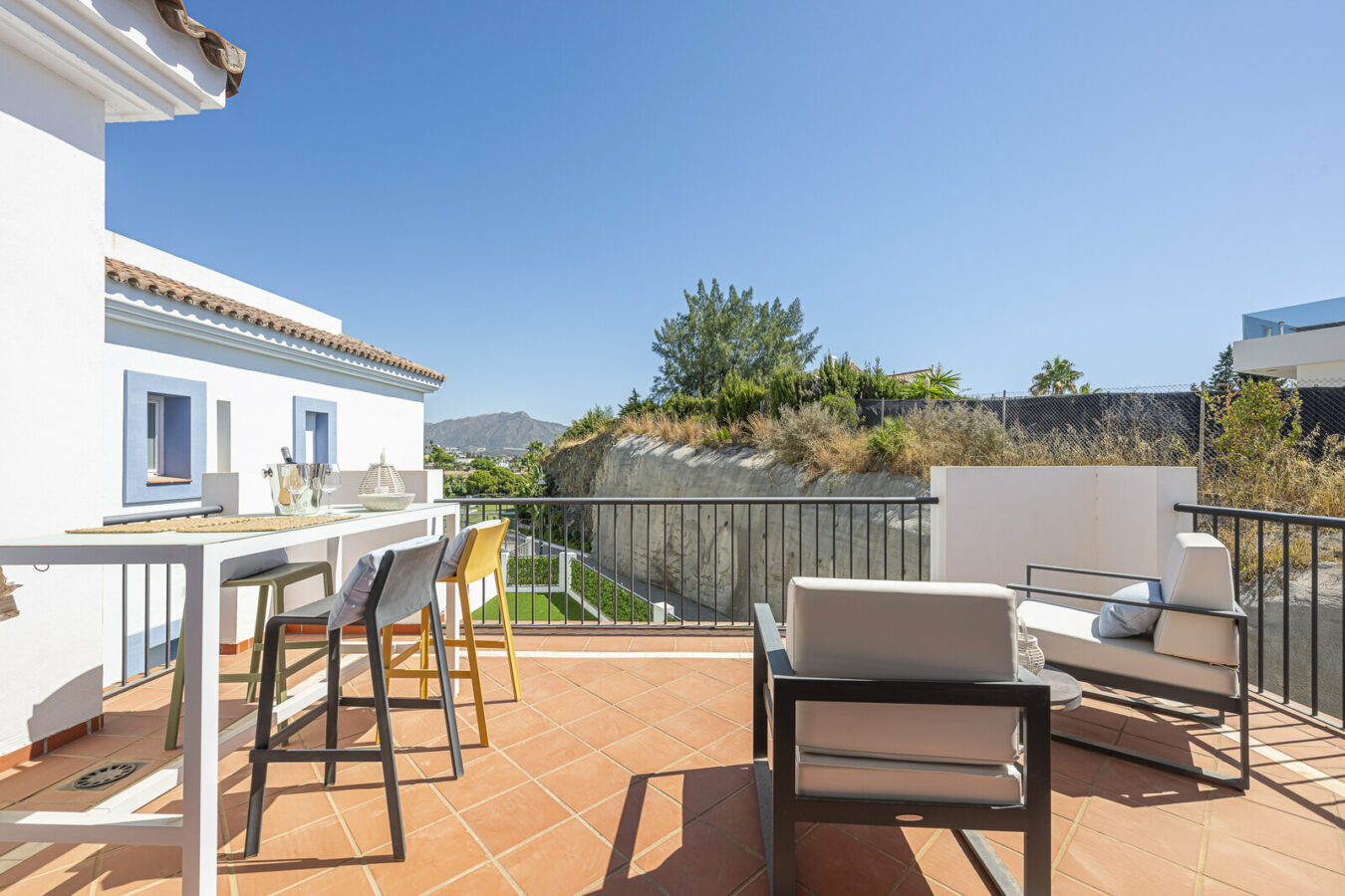 FOR SALE 🏡 Three-Bedroom Penthouse with Private Rooftop Jacuzzi and La Concha Views – El Paraíso, Benahavís 🇪🇸