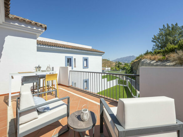 FOR SALE 🏡 Three-Bedroom Penthouse with Private Rooftop Jacuzzi and La Concha Views – El Paraíso, Benahavís 🇪🇸