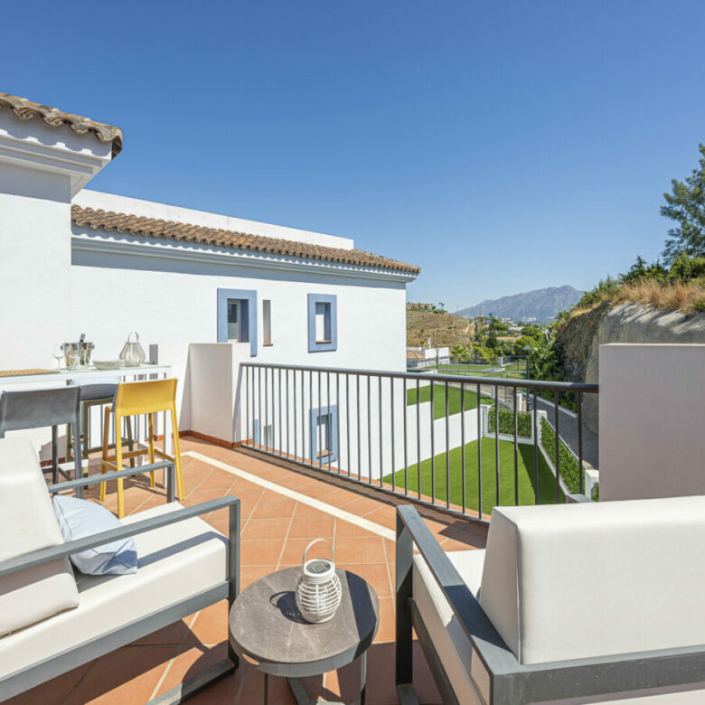 FOR SALE 🏡 Three-Bedroom Penthouse with Private Rooftop Jacuzzi and La Concha Views – El Paraíso, Benahavís 🇪🇸