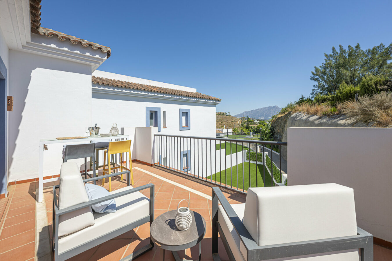 FOR SALE 🏡 Three-Bedroom Penthouse with Private Rooftop Jacuzzi and La Concha Views – El Paraíso, Benahavís 🇪🇸