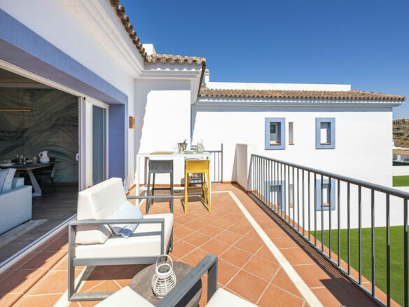 FOR SALE 🏡 Three-Bedroom Penthouse with Private Rooftop Jacuzzi and La Concha Views – El Paraíso, Benahavís 🇪🇸