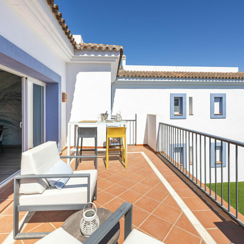 FOR SALE 🏡 Three-Bedroom Penthouse with Private Rooftop Jacuzzi and La Concha Views – El Paraíso, Benahavís 🇪🇸
