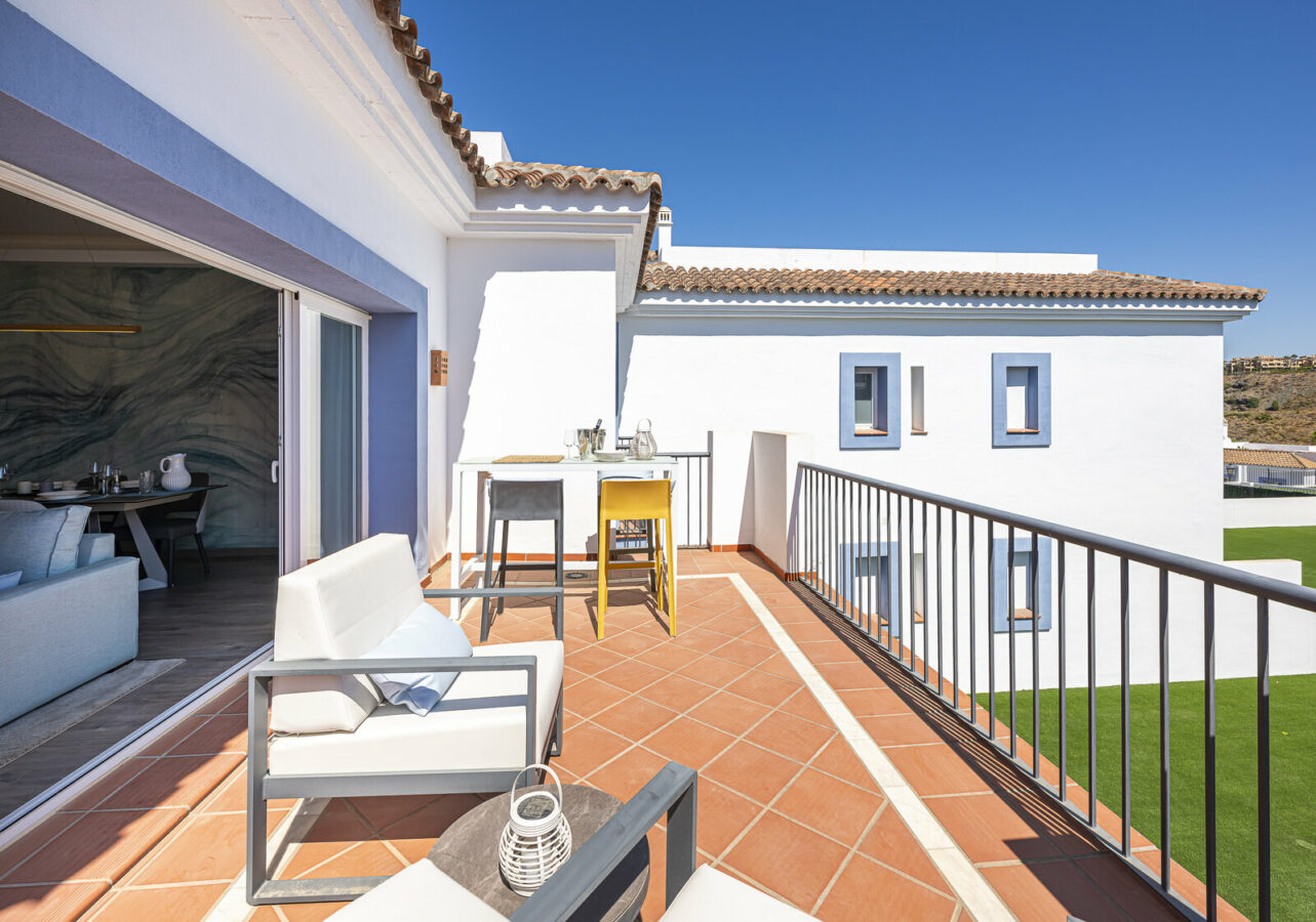 FOR SALE 🏡 Three-Bedroom Penthouse with Private Rooftop Jacuzzi and La Concha Views – El Paraíso, Benahavís 🇪🇸