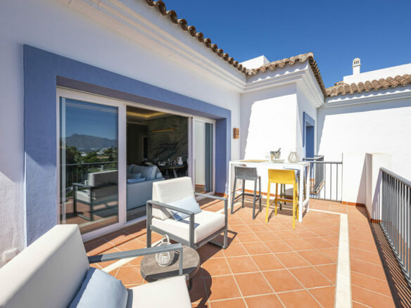 FOR SALE 🏡 Three-Bedroom Penthouse with Private Rooftop Jacuzzi and La Concha Views – El Paraíso, Benahavís 🇪🇸