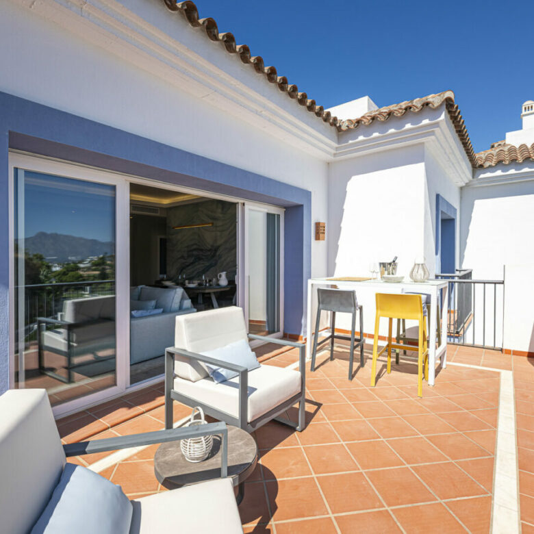 FOR SALE 🏡 Three-Bedroom Penthouse with Private Rooftop Jacuzzi and La Concha Views – El Paraíso, Benahavís 🇪🇸