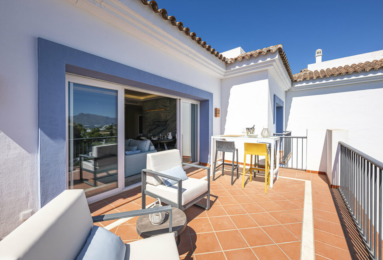 FOR SALE 🏡 Three-Bedroom Penthouse with Private Rooftop Jacuzzi and La Concha Views – El Paraíso, Benahavís 🇪🇸