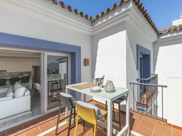FOR SALE 🏡 Three-Bedroom Penthouse with Private Rooftop Jacuzzi and La Concha Views – El Paraíso, Benahavís 🇪🇸