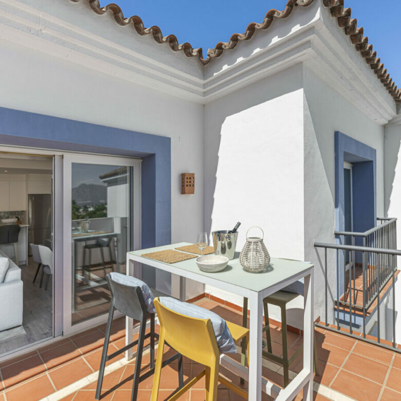 FOR SALE 🏡 Three-Bedroom Penthouse with Private Rooftop Jacuzzi and La Concha Views – El Paraíso, Benahavís 🇪🇸