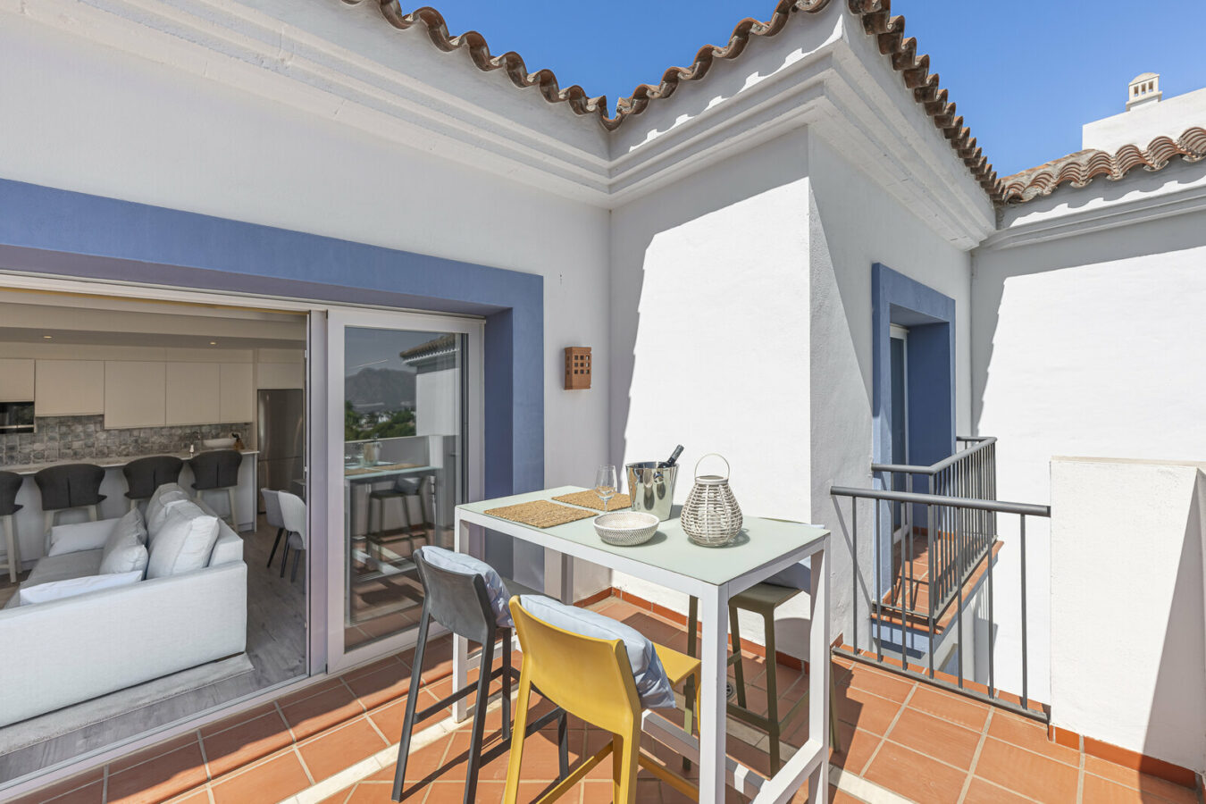 FOR SALE 🏡 Three-Bedroom Penthouse with Private Rooftop Jacuzzi and La Concha Views – El Paraíso, Benahavís 🇪🇸