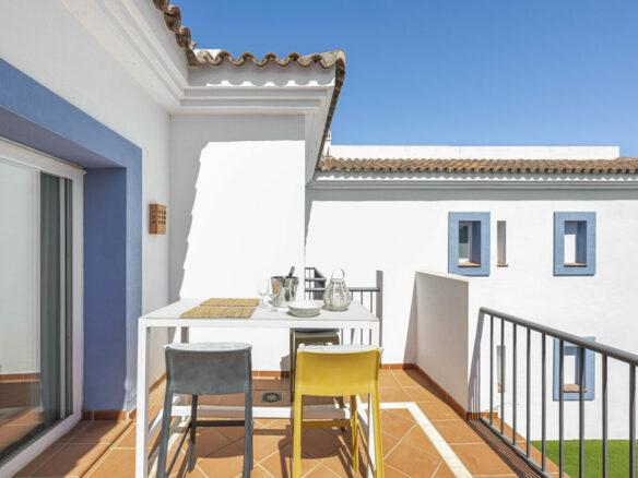 FOR SALE 🏡 Three-Bedroom Penthouse with Private Rooftop Jacuzzi and La Concha Views – El Paraíso, Benahavís 🇪🇸