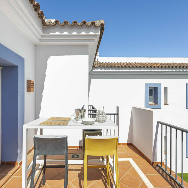 FOR SALE 🏡 Three-Bedroom Penthouse with Private Rooftop Jacuzzi and La Concha Views – El Paraíso, Benahavís 🇪🇸