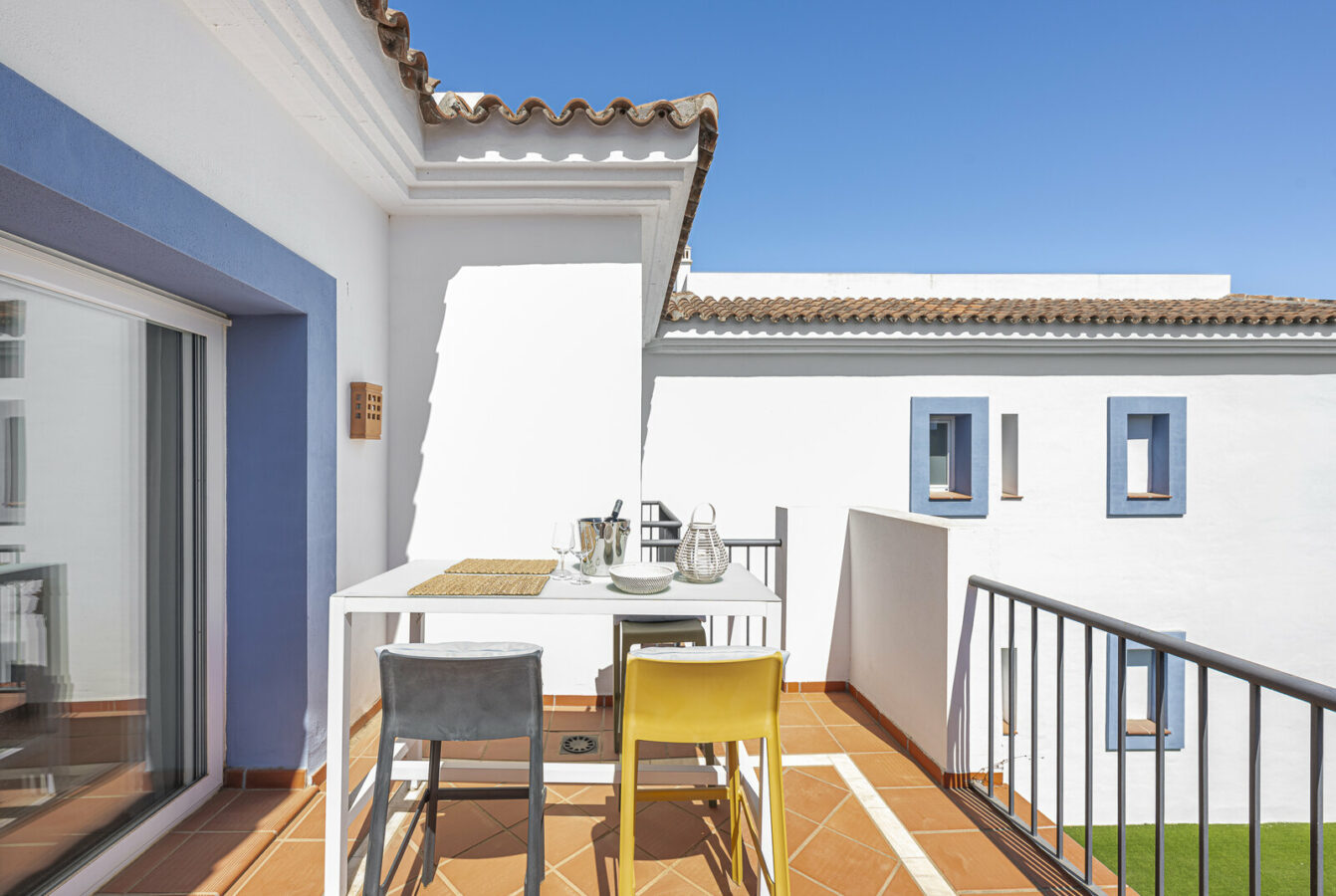 FOR SALE 🏡 Three-Bedroom Penthouse with Private Rooftop Jacuzzi and La Concha Views – El Paraíso, Benahavís 🇪🇸