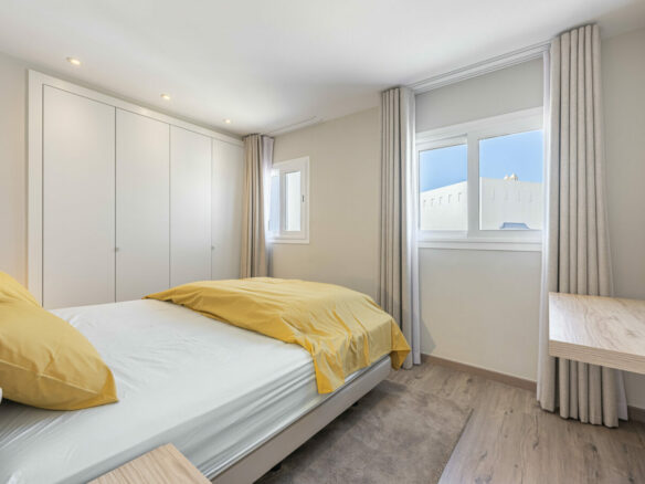 FOR SALE 🏡 Three-Bedroom Penthouse with Private Rooftop Jacuzzi and La Concha Views – El Paraíso, Benahavís 🇪🇸