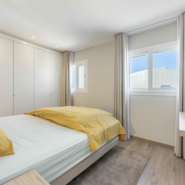 FOR SALE 🏡 Three-Bedroom Penthouse with Private Rooftop Jacuzzi and La Concha Views – El Paraíso, Benahavís 🇪🇸