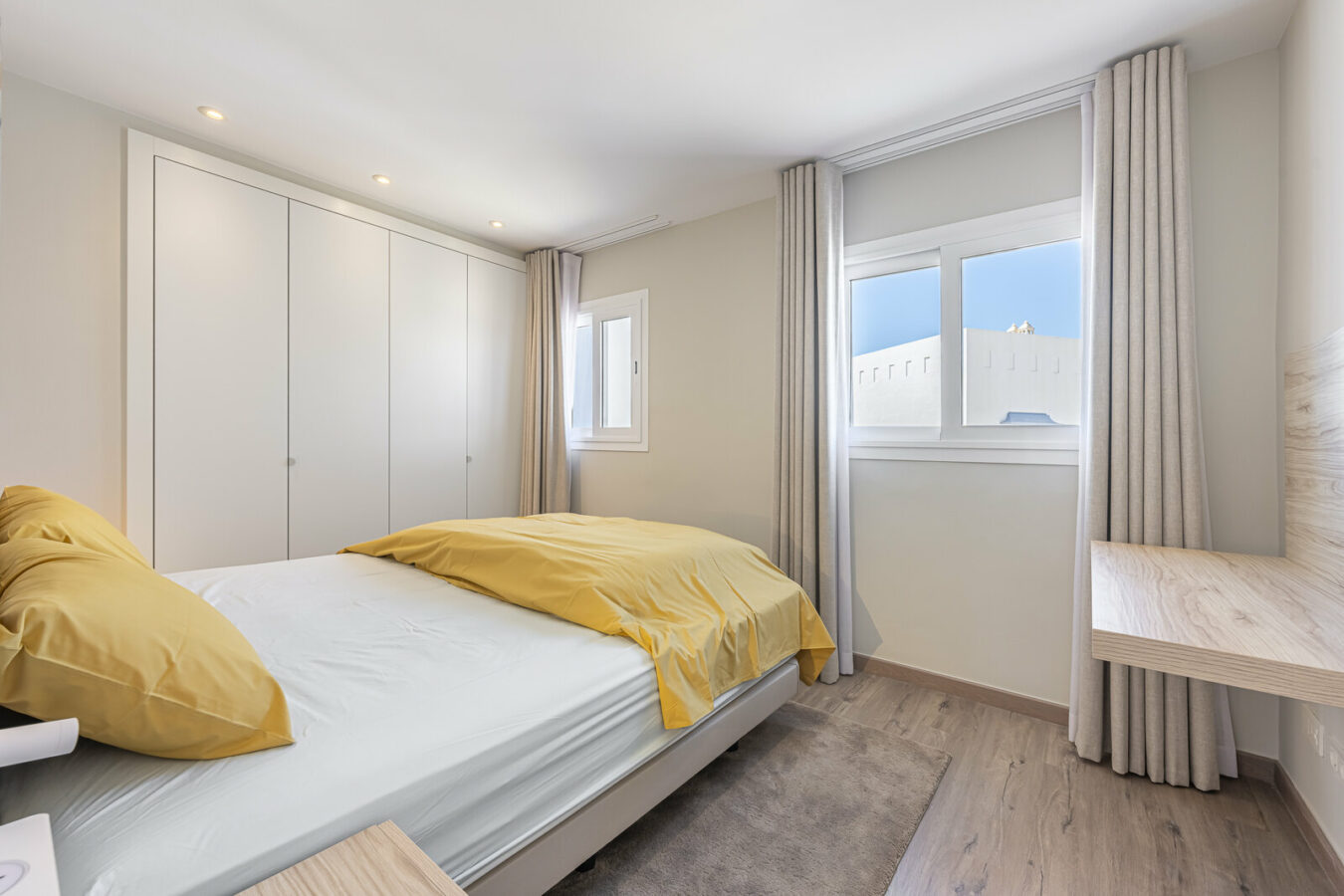 FOR SALE 🏡 Three-Bedroom Penthouse with Private Rooftop Jacuzzi and La Concha Views – El Paraíso, Benahavís 🇪🇸