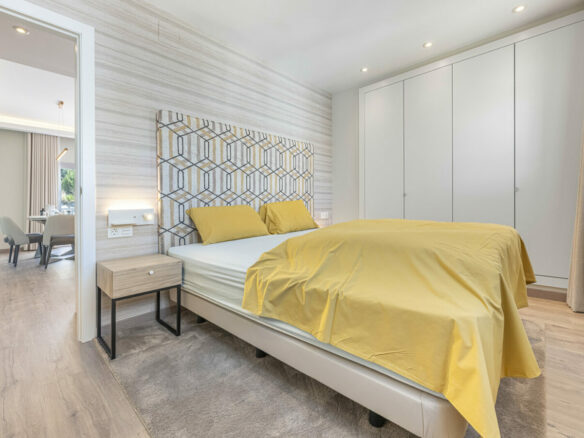 FOR SALE 🏡 Three-Bedroom Penthouse with Private Rooftop Jacuzzi and La Concha Views – El Paraíso, Benahavís 🇪🇸