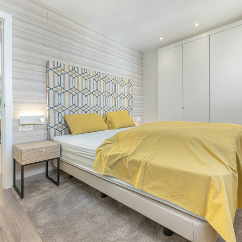 FOR SALE 🏡 Three-Bedroom Penthouse with Private Rooftop Jacuzzi and La Concha Views – El Paraíso, Benahavís 🇪🇸