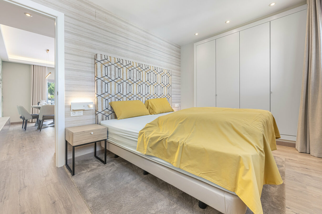 FOR SALE 🏡 Three-Bedroom Penthouse with Private Rooftop Jacuzzi and La Concha Views – El Paraíso, Benahavís 🇪🇸