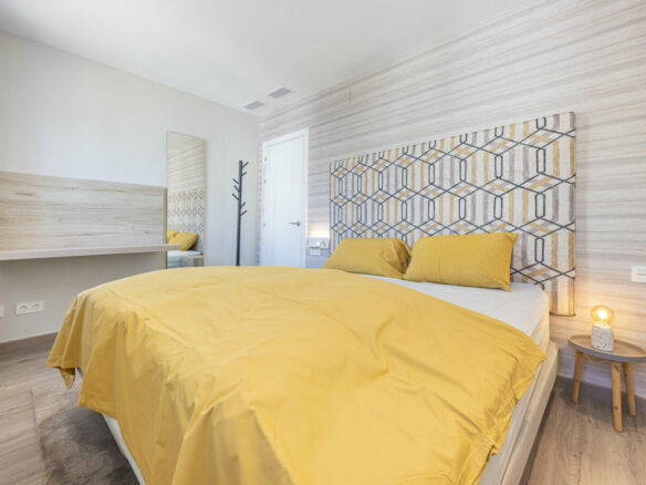 FOR SALE 🏡 Three-Bedroom Penthouse with Private Rooftop Jacuzzi and La Concha Views – El Paraíso, Benahavís 🇪🇸