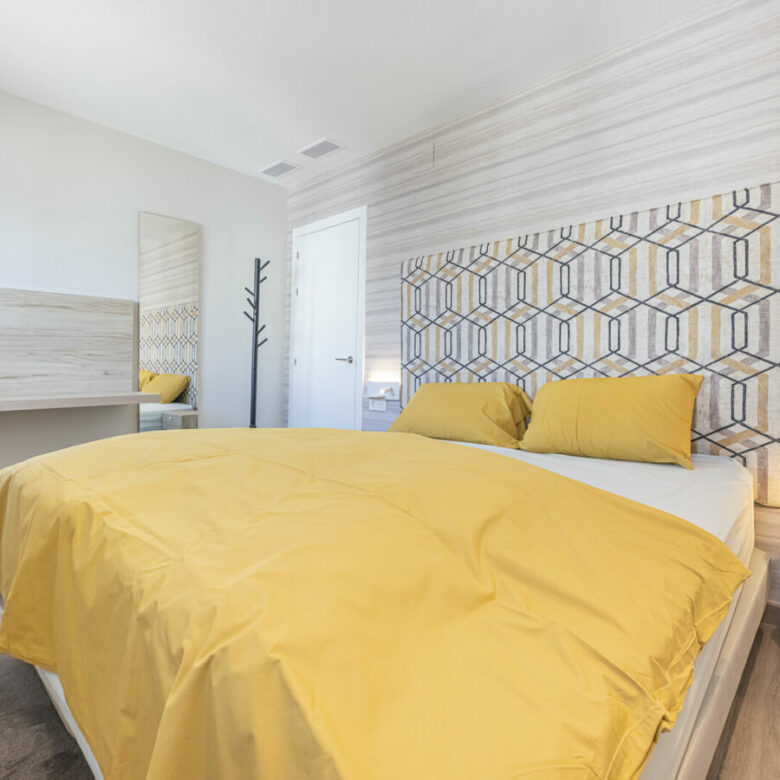 FOR SALE 🏡 Three-Bedroom Penthouse with Private Rooftop Jacuzzi and La Concha Views – El Paraíso, Benahavís 🇪🇸