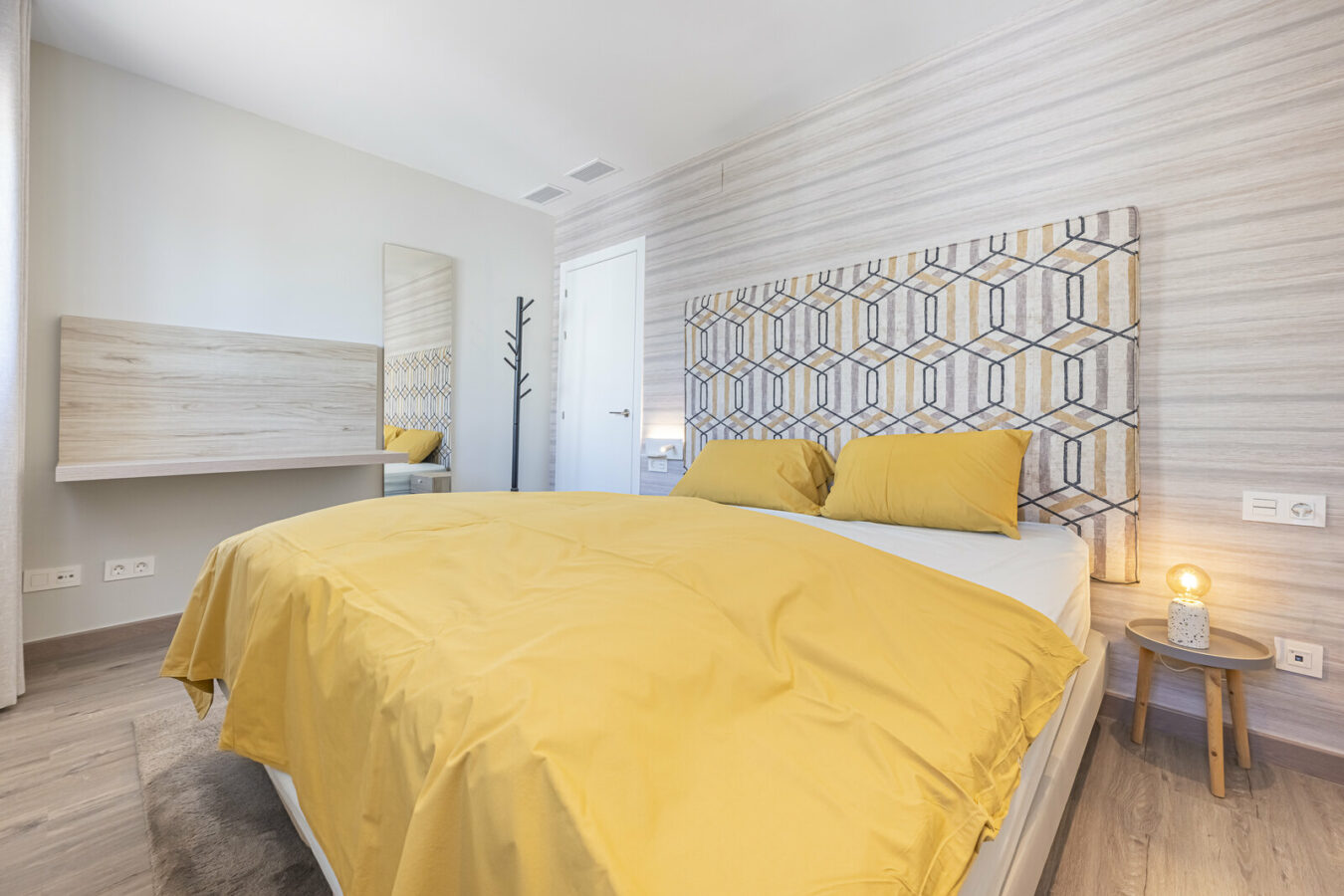 FOR SALE 🏡 Three-Bedroom Penthouse with Private Rooftop Jacuzzi and La Concha Views – El Paraíso, Benahavís 🇪🇸